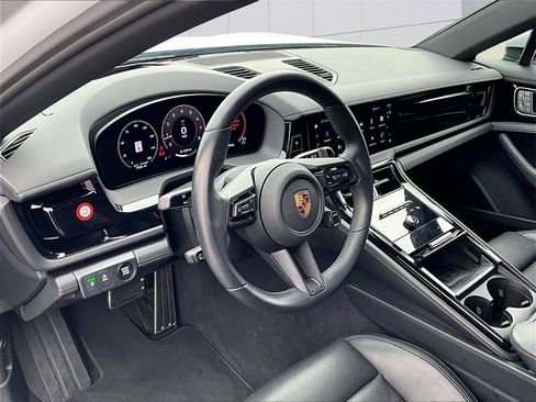 Used 2025 Porsche Panamera image 4
