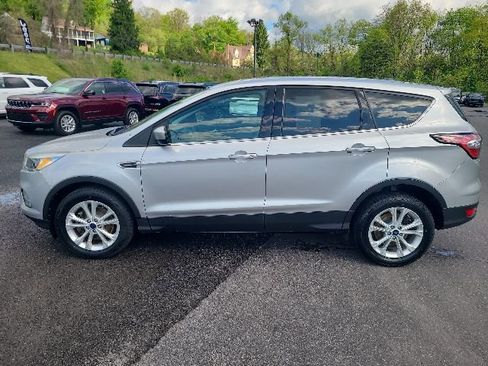 Used 2017 Ford Escape SE w/ SE Cold Weather Package AWD/4WD image 2