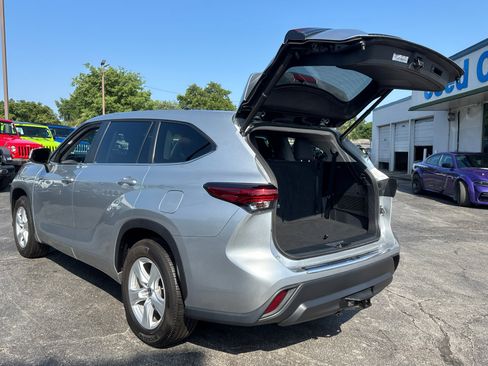 Used 2023 Toyota Highlander LE FWD image 18