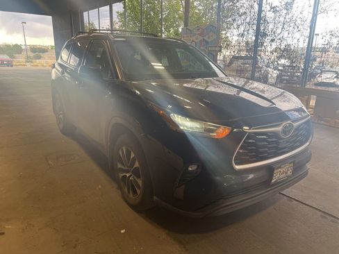 Used 2020 Toyota Highlander XLE image 2