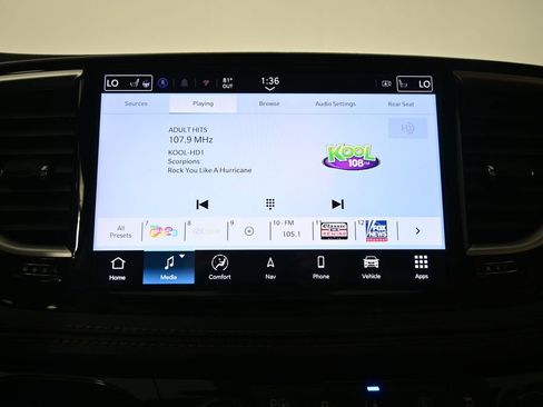 Used 2025 Chrysler Pacifica Pinnacle w/ Trailer Tow Group FWD image 28