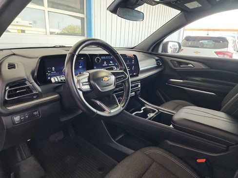 Used 2025 Chevrolet Traverse LT FWD image 12