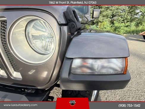 Used 2018 Jeep Wrangler Unlimited Sahara AWD/4WD image 7