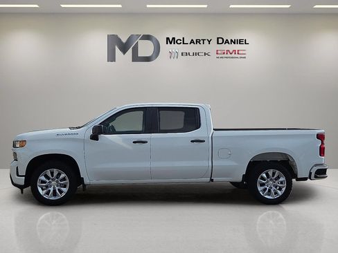 Used 2020 Chevrolet Silverado 1500 Custom w/ Custom Value Package RWD image 2
