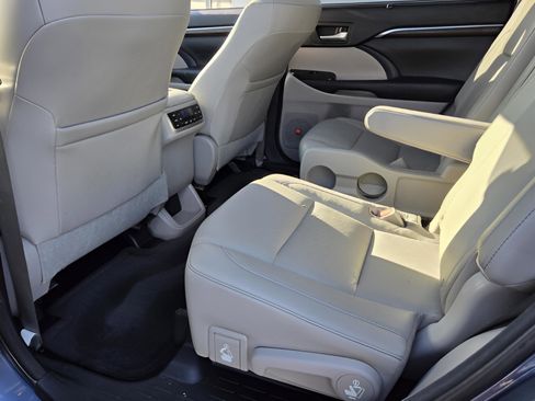 Used 2014 Toyota Highlander Limited Platinum image 12