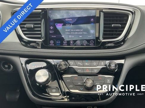 Used 2018 Chrysler Pacifica Limited image 17