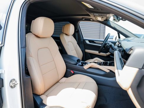 Certified 2026 Porsche Cayenne AWD/4WD image 28
