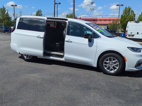 Used 2024 Chrysler Pacifica Touring-L FWD image 9