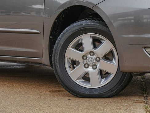 Used 2004 Toyota Sienna XLE Limited image 3