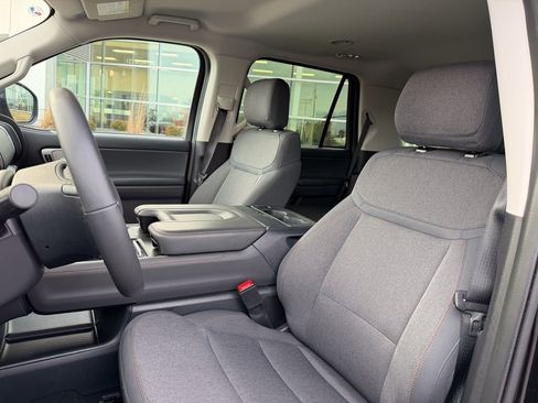 Used 2025 Ford Expedition Active image 10