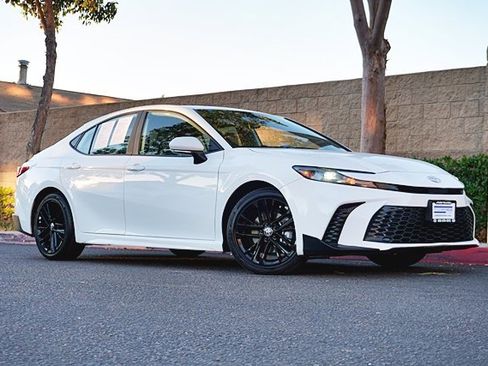 Used 2025 Toyota Camry SE image 2