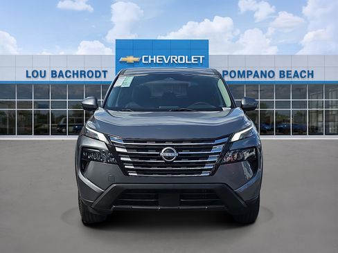 Used 2024 Nissan Rogue SV image 2