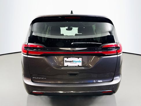 Used 2023 Chrysler Pacifica Touring-L image 6