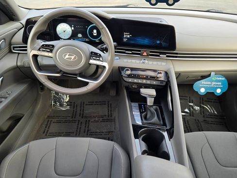 Used 2025 Hyundai Elantra SEL image 17