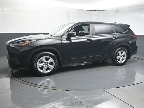 Used 2023 Toyota Highlander LE image 4