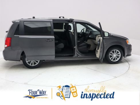 Used 2020 Dodge Grand Caravan SXT FWD image 3