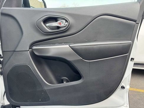 Used 2019 Jeep Cherokee Latitude Plus w/ Cold Weather Group image 29