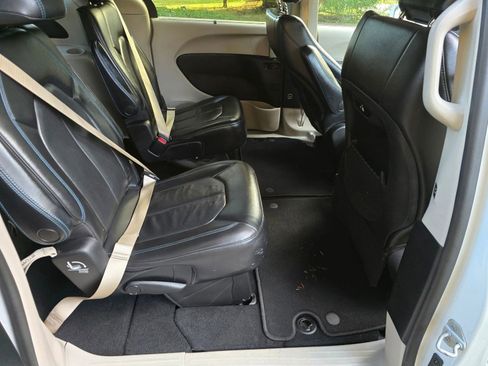 Used 2021 Chrysler Pacifica Touring-L image 12