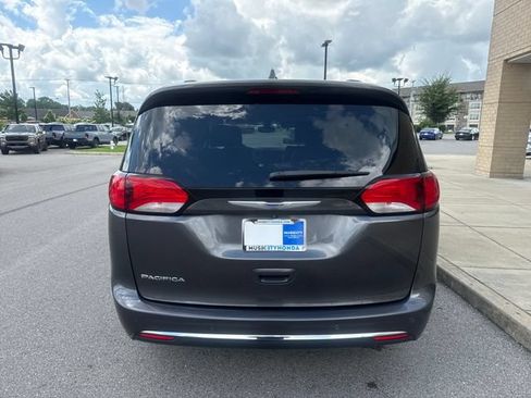 Used 2019 Chrysler Pacifica Touring-L FWD image 3