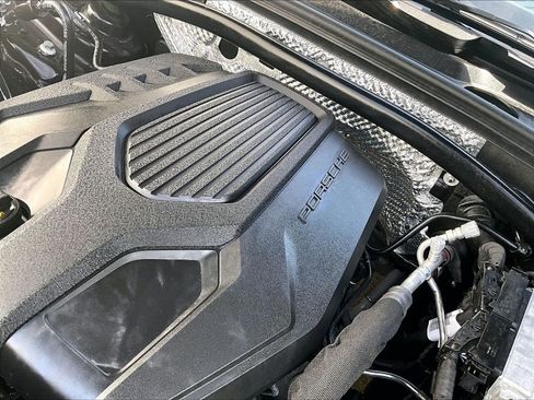 Certified 2025 Porsche Macan AWD/4WD image 34