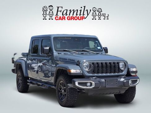 Used 2024 Jeep Gladiator Sport AWD/4WD image 2
