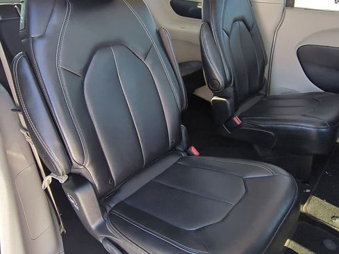 Used 2024 Chrysler Pacifica Touring-L image 13
