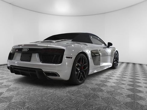 Used 2017 Audi R8 V10 w/ Carbon Exterior Package image 5