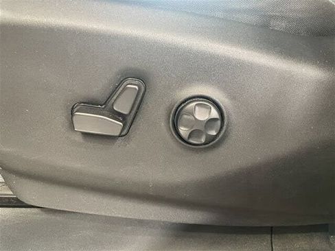 Used 2021 Chrysler Pacifica Touring FWD image 19