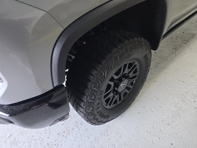 Certified 2025 Chevrolet Silverado 2500 ZR2 AWD/4WD image 9