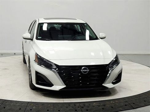 Used 2023 Nissan Altima 2.5 SV w/ SV Premium Package image 2