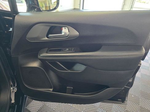 Used 2025 Chrysler Pacifica Select FWD image 38