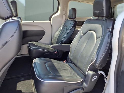 Used 2023 Chrysler Pacifica Limited FWD image 21