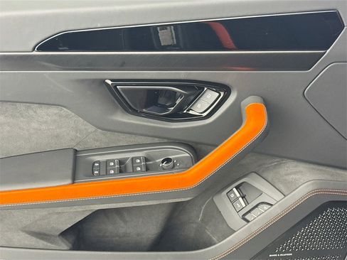 Used 2025 Lamborghini Urus SE image 18
