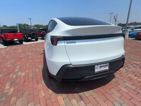 Used 2026 Tesla Model Y 2WD image 9