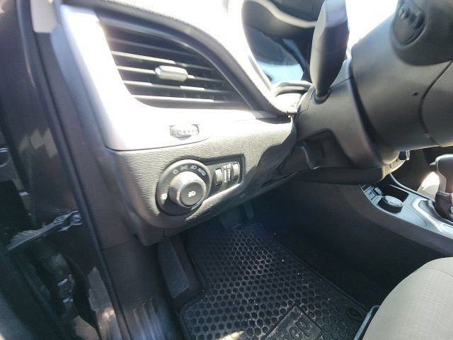 Used 2016 Jeep Cherokee Latitude w/ Cold Weather Group AWD/4WD image 19