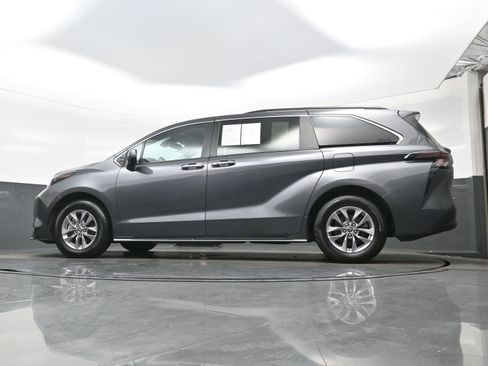 Used 2025 Toyota Sienna XLE FWD image 31