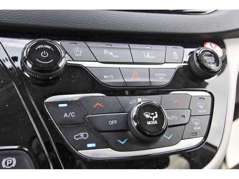 Used 2023 Chrysler Pacifica Touring-L image 25