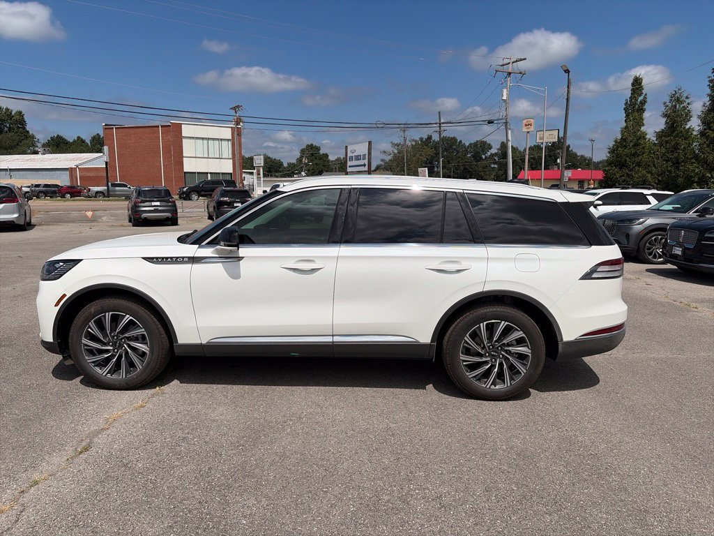 Used 2026 Lincoln Aviator AWD image 3