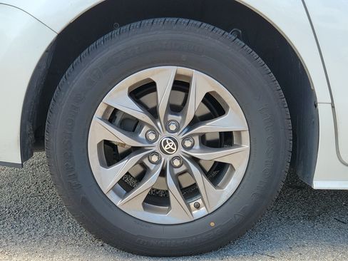 Used 2025 Toyota Sienna XLE FWD image 2