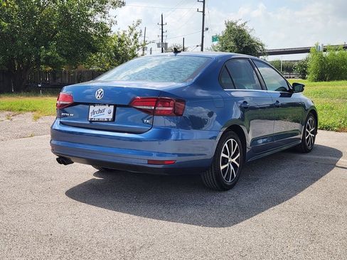 Used 2017 Volkswagen Jetta SE FWD image 3