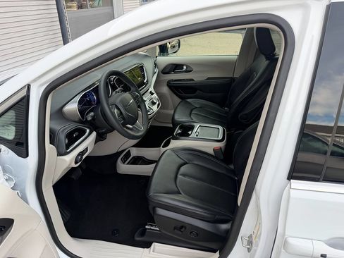 Used 2024 Chrysler Pacifica Limited FWD image 4