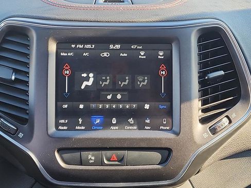 Used 2019 Jeep Cherokee Trailhawk w/ Cold Weather Group image 13