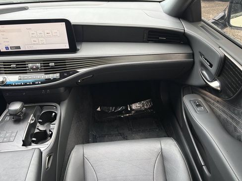 Used 2023 Lexus LS 500 w/ Accessory Package (Z2) RWD image 18