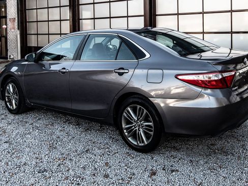 Used 2015 Toyota Camry SE image 6