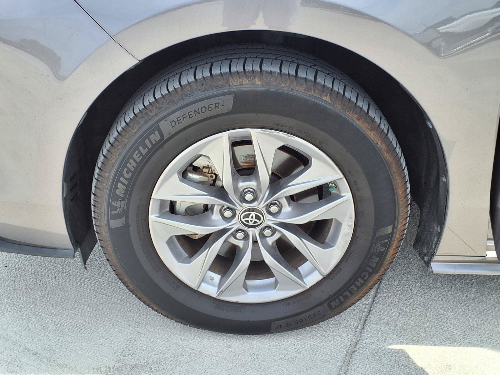 Used 2022 Toyota Sienna XLE FWD image 29