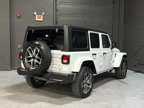 Used 2024 Jeep Wrangler Unlimited w/ Convenience Group AWD/4WD image 4