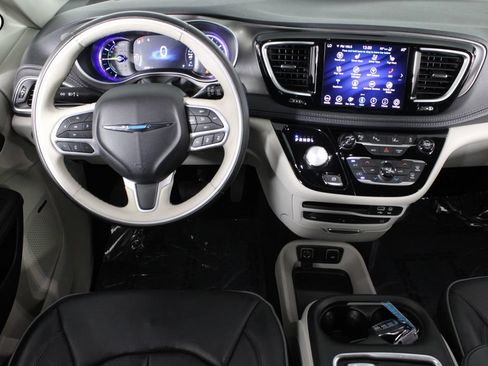 Used 2018 Chrysler Pacifica Limited w/ Advanced Safetytec Group FWD image 6