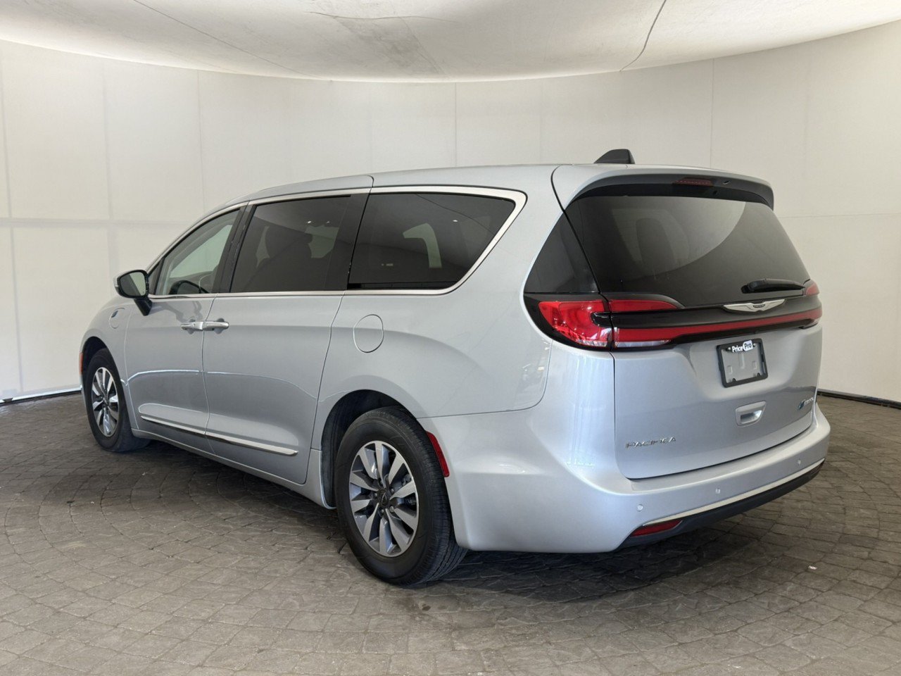 Used 2023 Chrysler Pacifica Limited FWD image 5