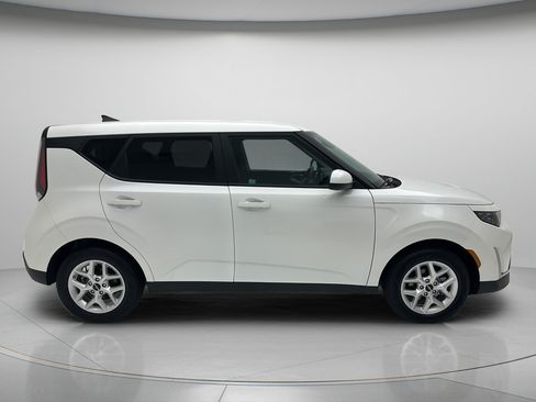 Used 2025 Kia Soul LX w/ LX Technology Package FWD image 4