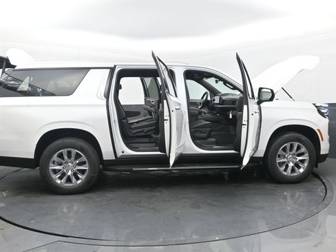 New 2025 Chevrolet Suburban Premier image 50